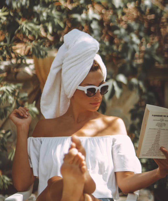 10 Books Hot Girls Are Reading This Summer